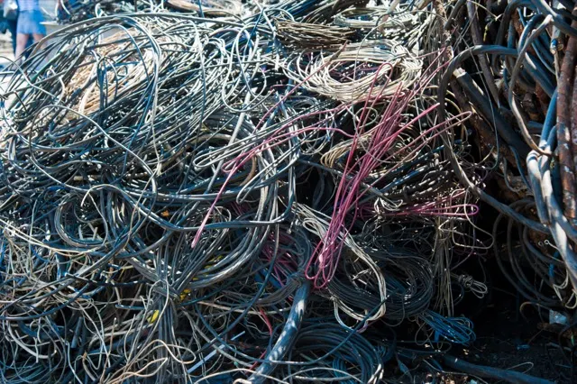 AI i automatyzacja w sortowniach odpadów — co to oznacza dla skupu złomu i recyklingu metali?